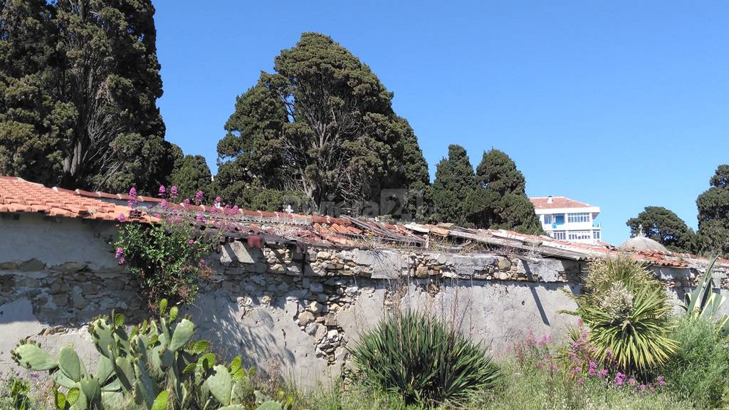 Cimitero Monumentale chiuso, il dolore di una madre &#8220;I defunti gridano vendetta al cospetto di Dio&#8221;