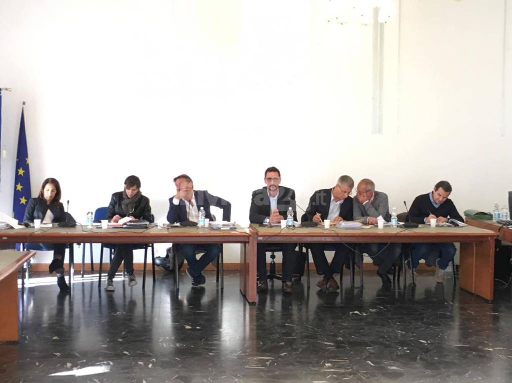 Bordighera: convenzione tra Comuni per gestione rifiuti, scuola nuova e degrado ambientale al centro del consiglio comunale