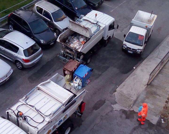 Sanremo: foto della differenziata mischiata dagli operatori scatena la polemica sui social, ma è una bufala. Ecco perché