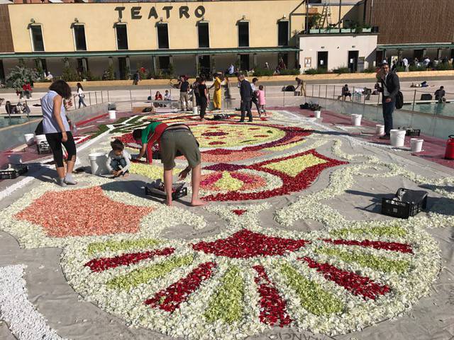 I fiori di Sanremo all’infiorata di Milano, Toti: “Rotto l’isolamento della Liguria”