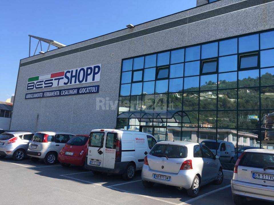 riviera24 - Furto a ipermercato cinese alle "Braie"