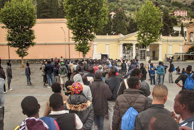 Ventimiglia, sul piazzale del cimitero di Roverino celebrata la festa Aïd al-Adha. Nazzari: “Dove sono le norme igieniche?”