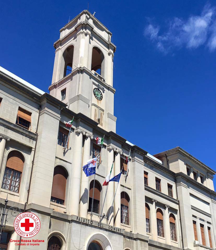 Il palazzo comunale di Imperia si illumina di rosso per la Giornata internazionale per l’eliminazione delle armi nucleari