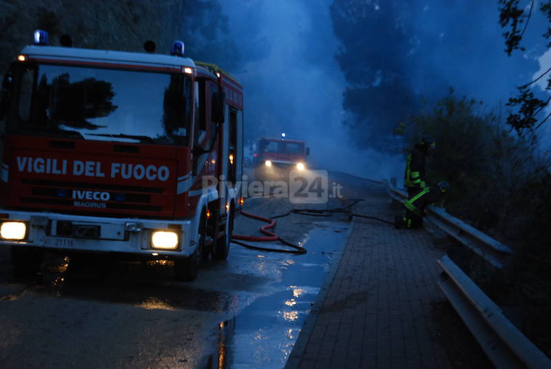 Incendio in località Calandre a Ventimiglia, rogo forse scatenato dal falò di un migrante