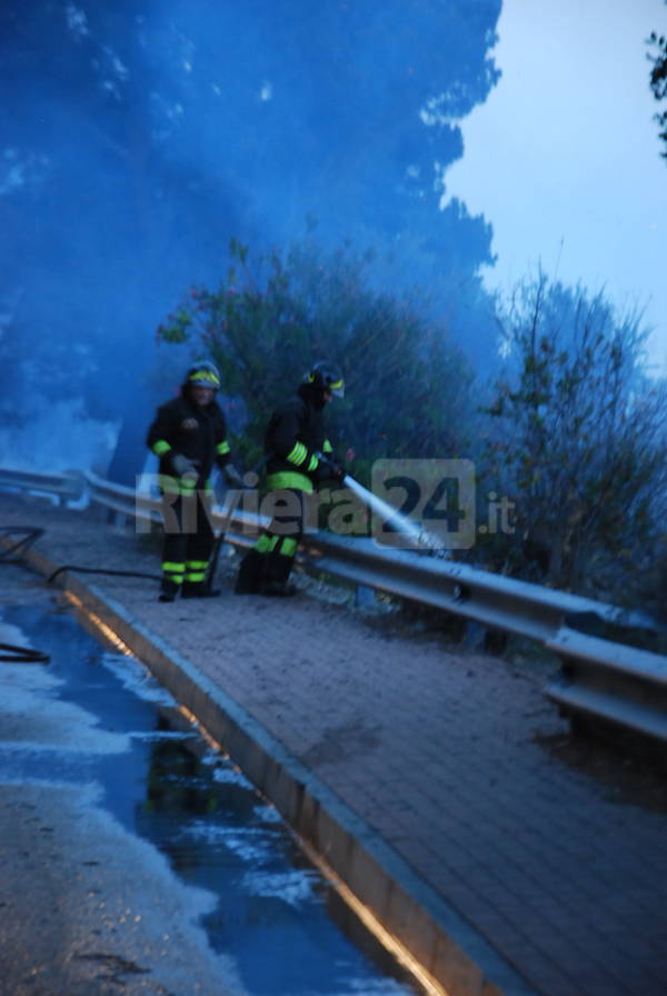 Ventimiglia, brucia la macchia mediterranea alle Calandre