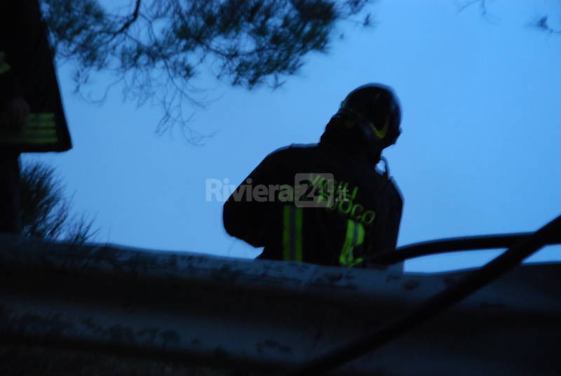 Ventimiglia, brucia la macchia mediterranea alle Calandre