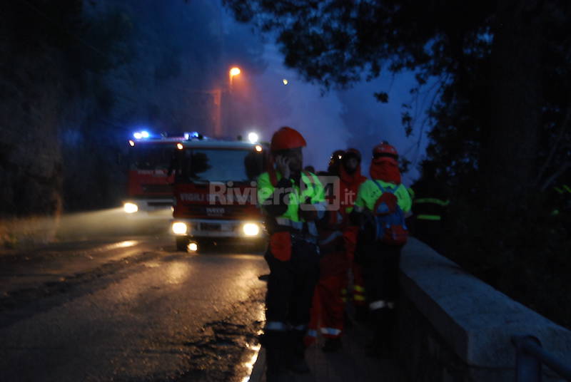 Ventimiglia, brucia la macchia mediterranea alle Calandre