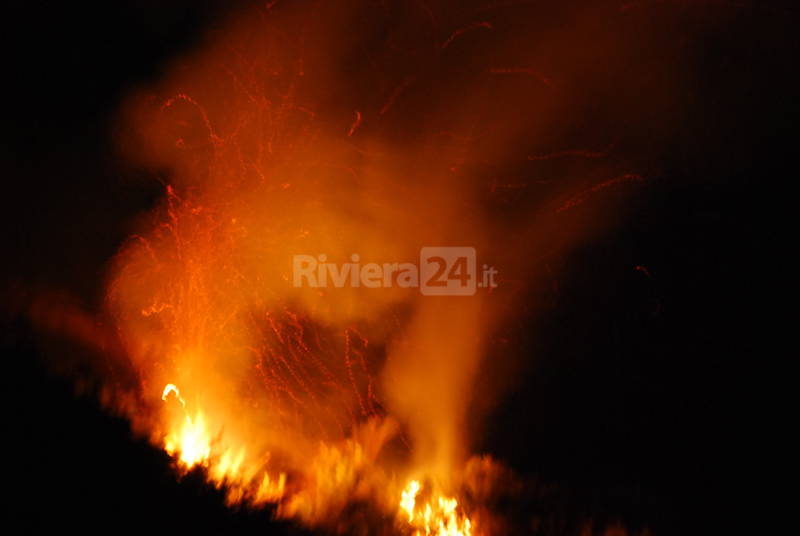 Ventimiglia, brucia la macchia mediterranea alle Calandre