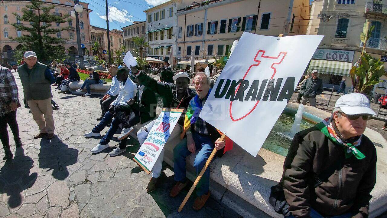 No alle bombe, no alle guerre, in piazza Colombo la manifestazione per la pace