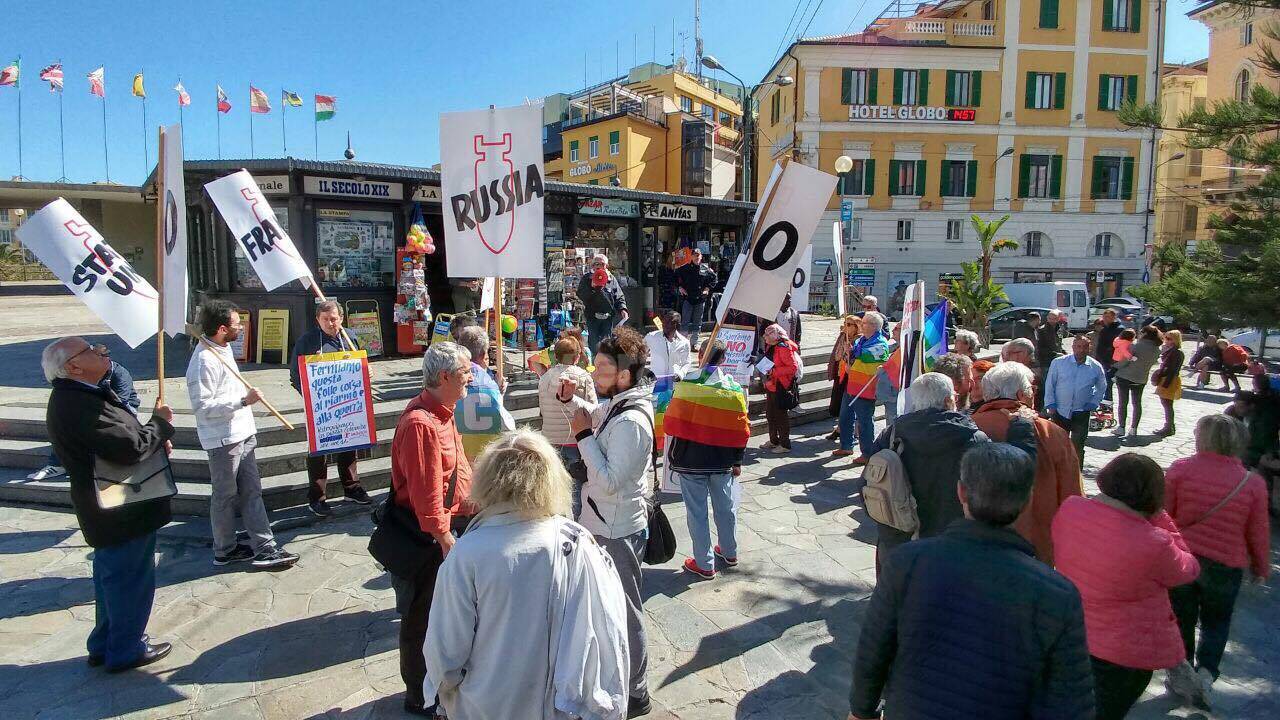 No alle bombe, no alle guerre, in piazza Colombo la manifestazione per la pace