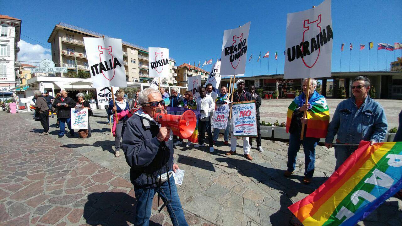 No alle bombe, no alle guerre, in piazza Colombo la manifestazione per la pace