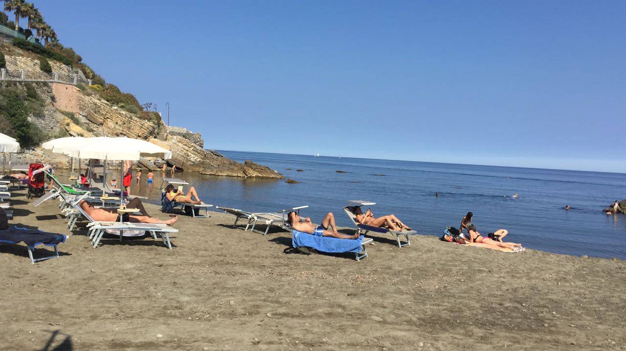 Temperature calde, giornata ideale in Riviera per iniziare i tuffi in mare