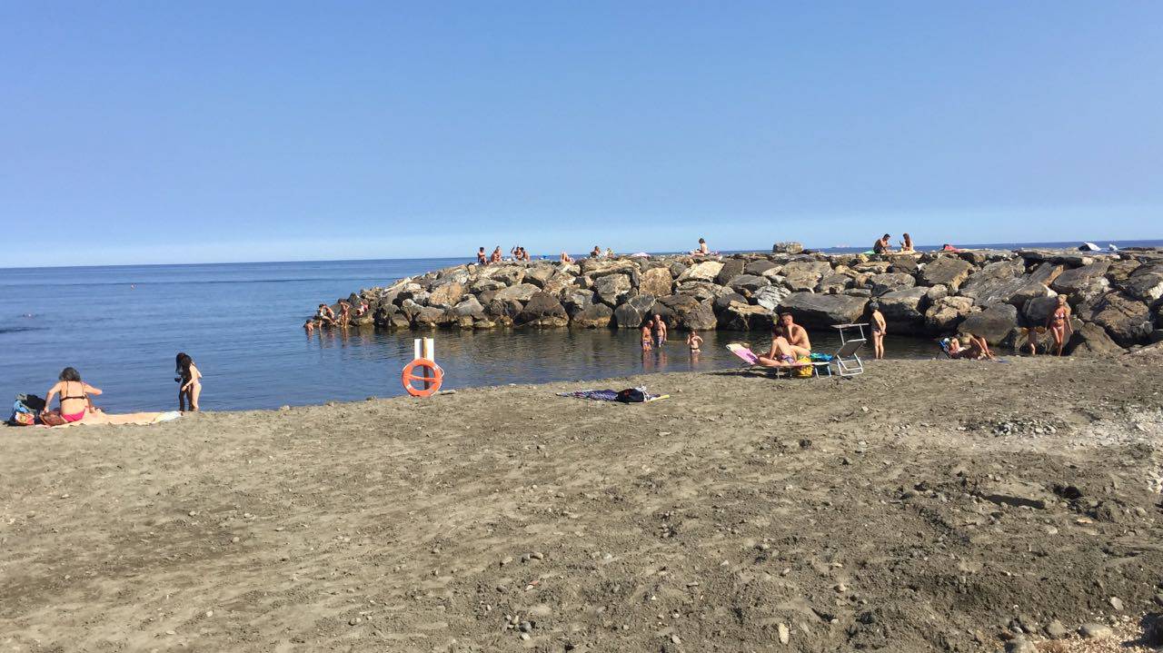 Temperature calde, giornata ideale in Riviera per iniziare i tuffi in mare