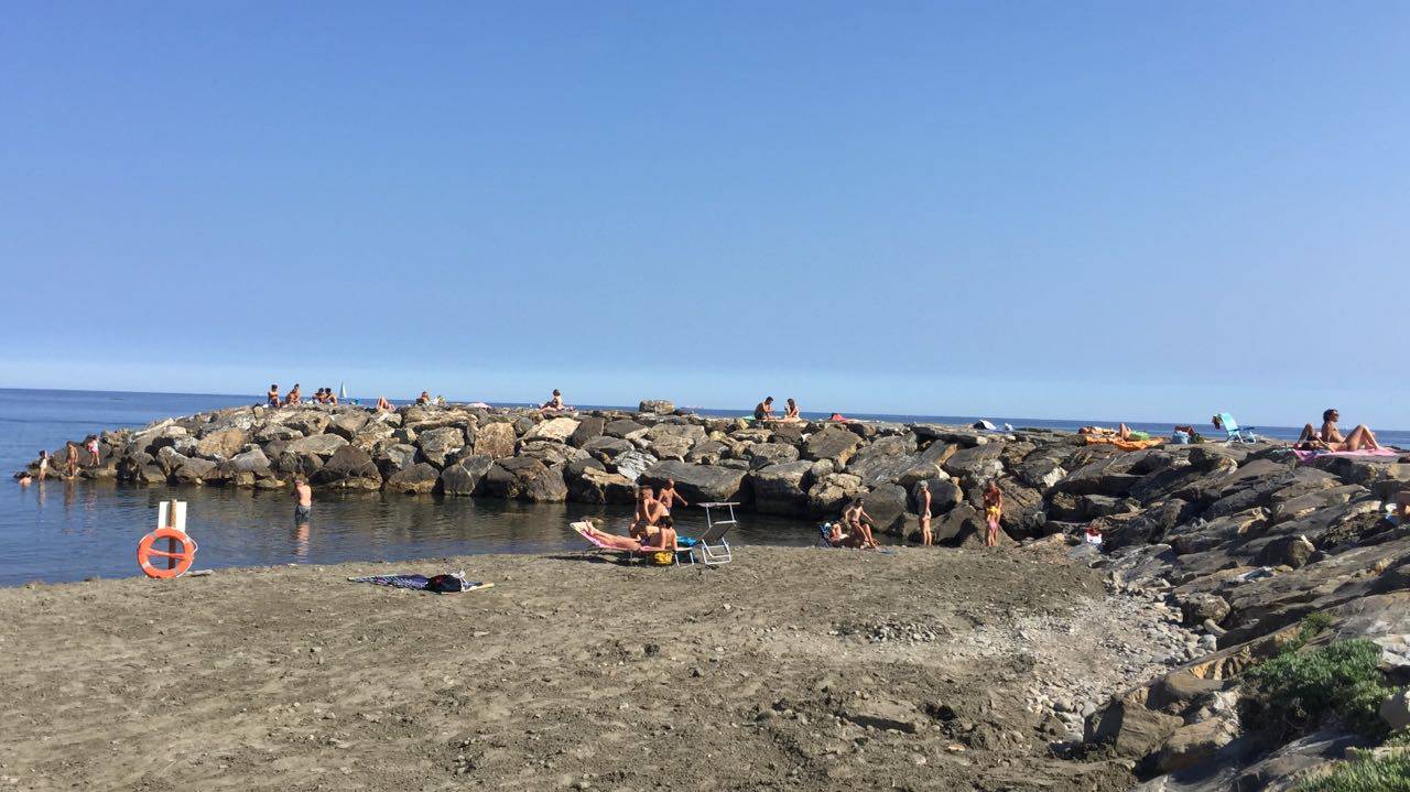 Temperature calde, giornata ideale in Riviera per iniziare i tuffi in mare