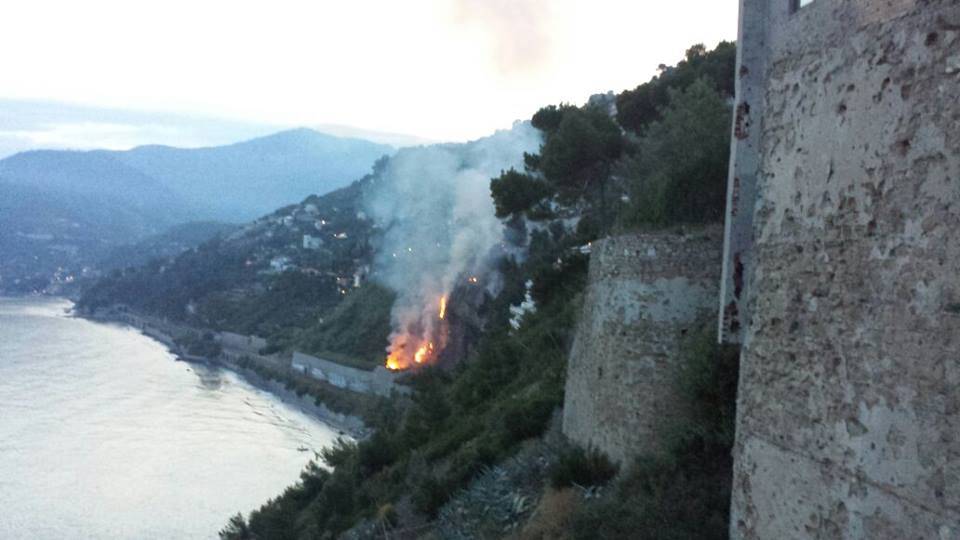 Incendio in località Calandre a Ventimiglia, rogo forse scatenato dal falò di un migrante