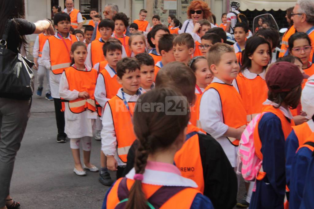 riviera24 - Bambini del Pedibus a Sanremo