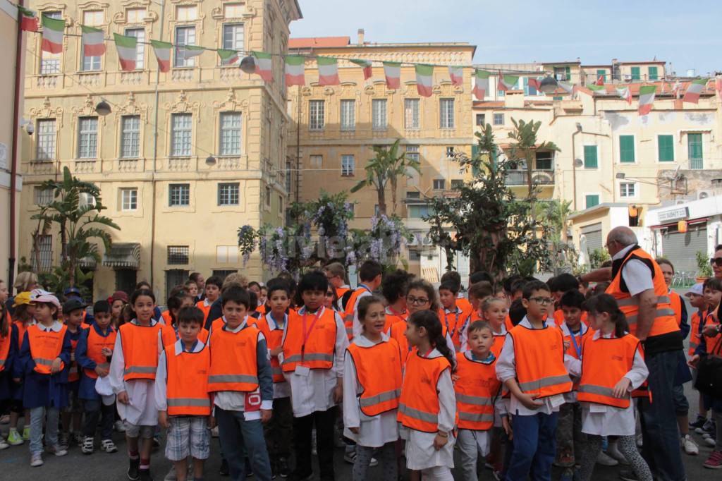 riviera24 - Bambini del Pedibus a Sanremo