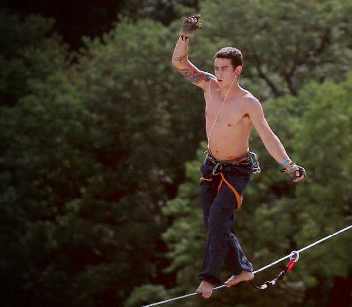 In Costa Azzurra Friedi Kühne batte il record mondiale di camminata su fune sospesa: un chilometro e mezzo