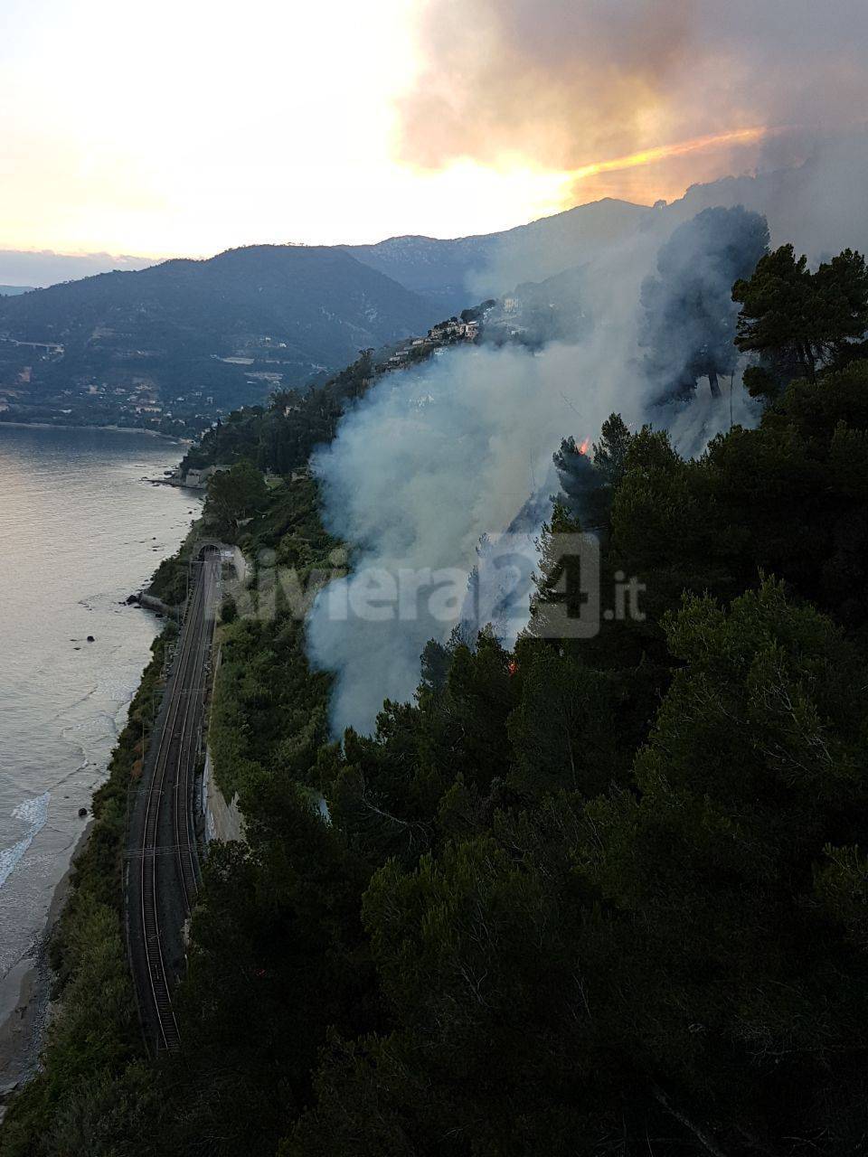 Ventimiglia, è ripartito l’incendio alle Calandre, divampato ieri dal falò acceso da un migrante