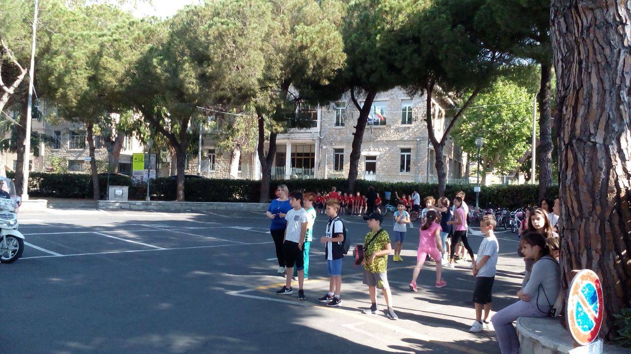 Vallecrosia, esame in bici superato: 90 piccoli studenti ottengono il patentino da provetti ciclisti