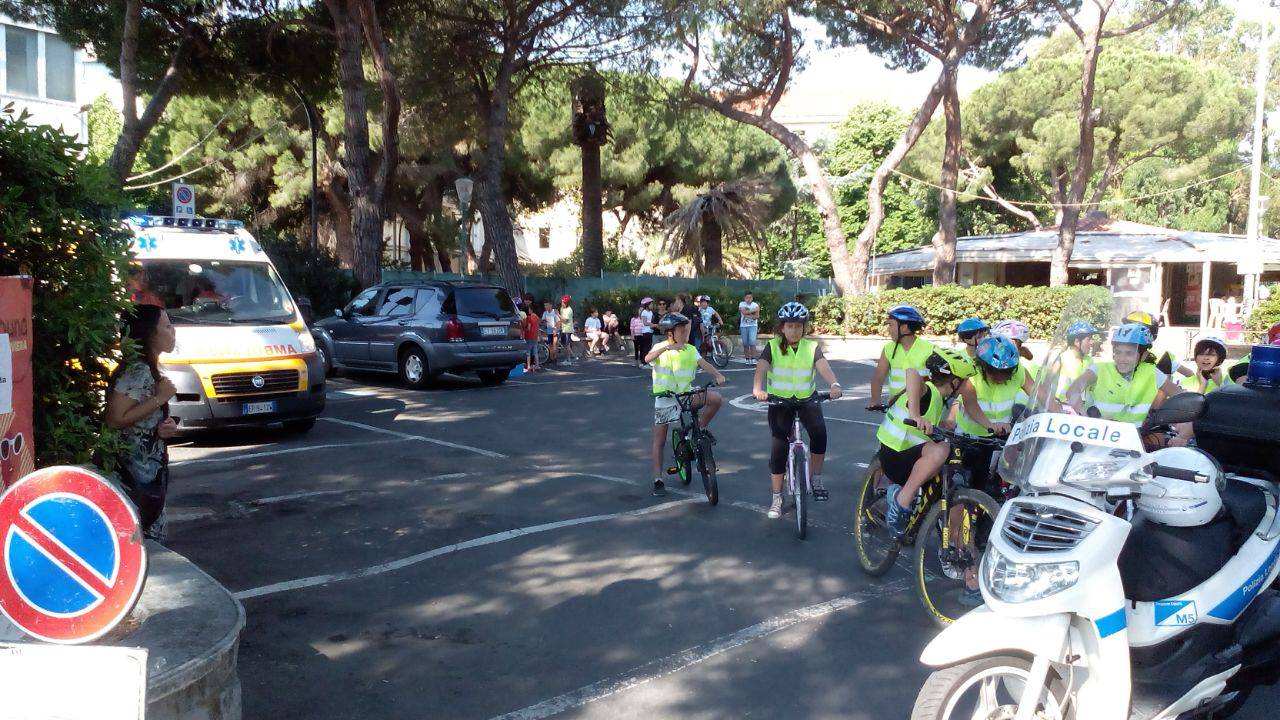 Vallecrosia, esame in bici superato: 90 piccoli studenti ottengono il patentino da provetti ciclisti