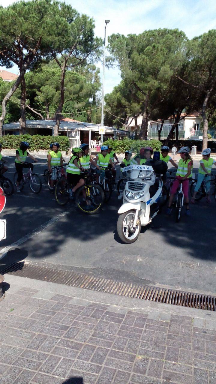 Vallecrosia, esame in bici superato: 90 piccoli studenti ottengono il patentino da provetti ciclisti