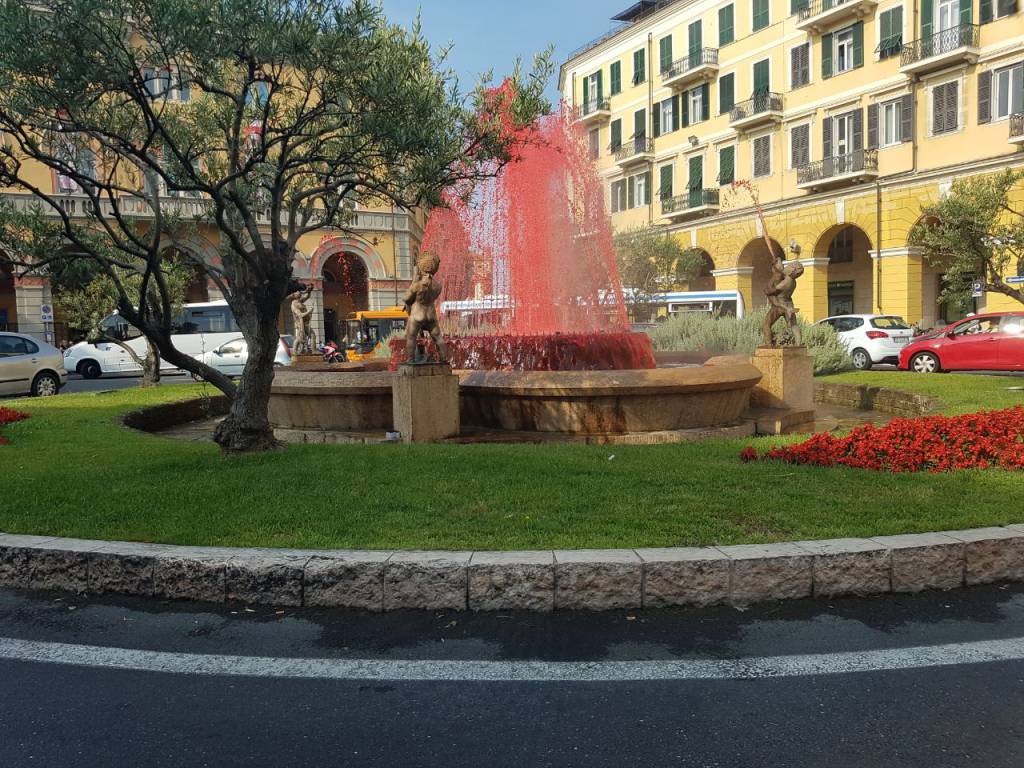 Imperia, fontana di piazza Dante si tinge di rosso per la "Giornata del donatore"