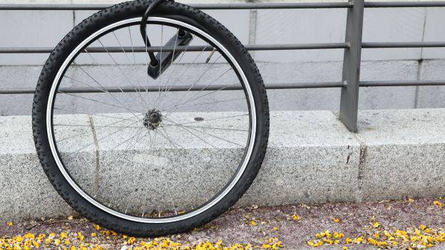 Ladri di biciclette in azione a Imperia, caccia ad un furgone bianco