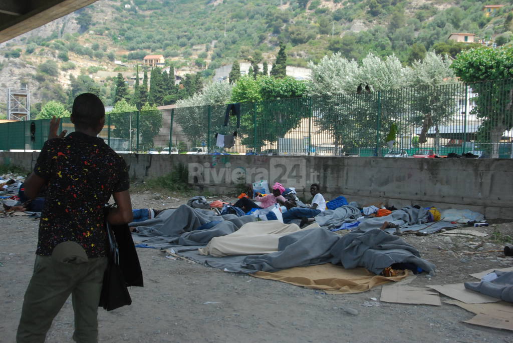 Ventimiglia, migranti accampati lungo il fiume puliscono argini Roja