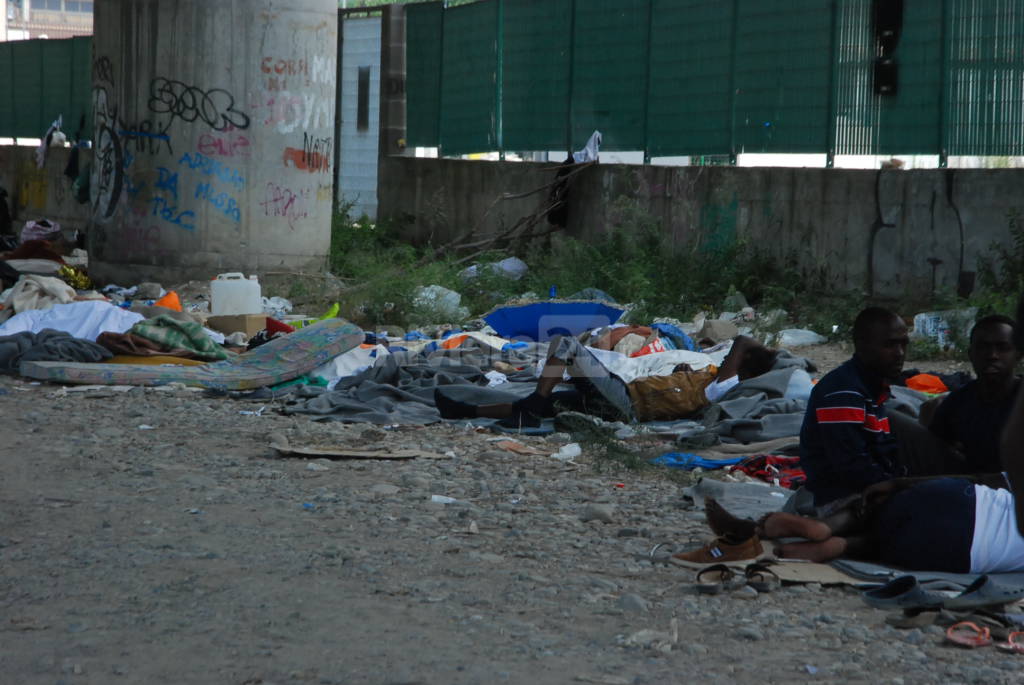 Ventimiglia, migranti puliscono la foce del Roja: in decine vivono sotto al cavalcavia senza servizi igienici