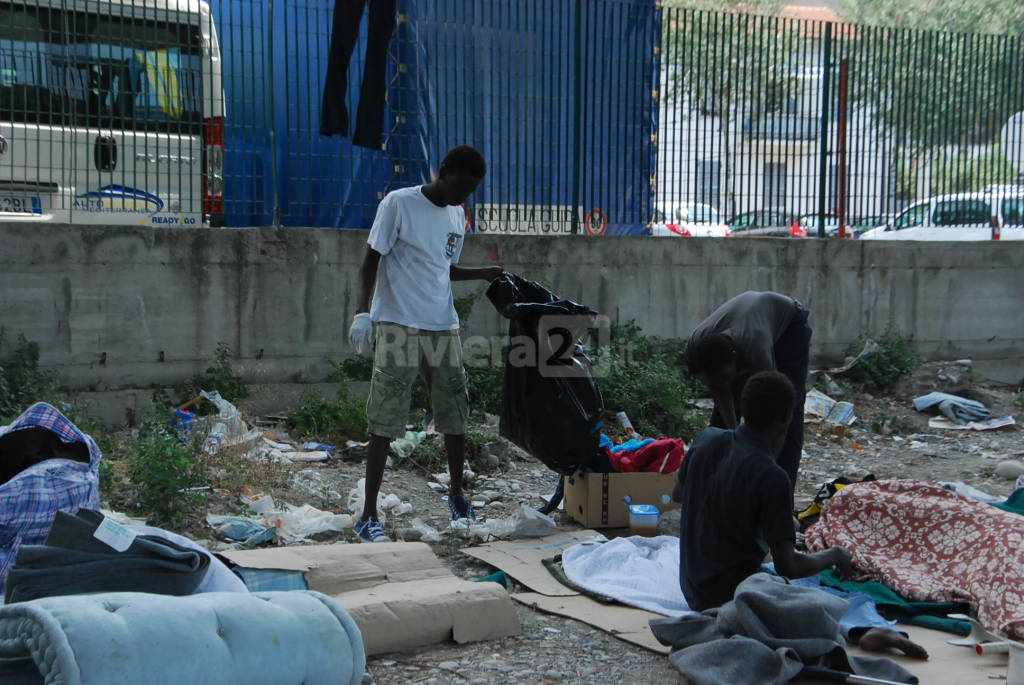 Ventimiglia, migranti accampati lungo il fiume puliscono argini Roja