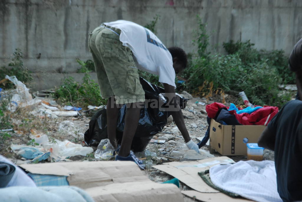 Ventimiglia, migranti accampati lungo il fiume puliscono argini Roja