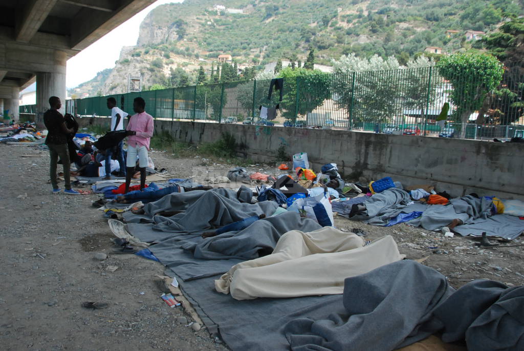 Ventimiglia, migranti accampati lungo il fiume puliscono argini Roja