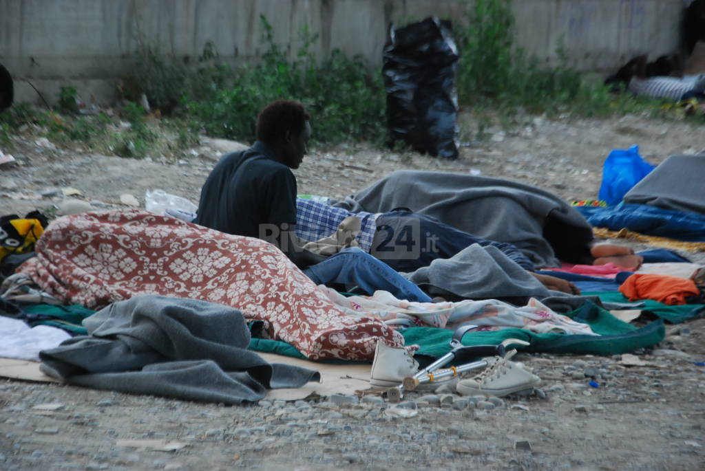 Ventimiglia, migranti accampati lungo il fiume puliscono argini Roja