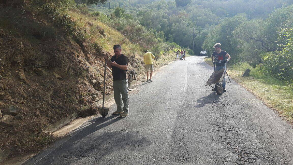 Volontari puliscono la strada provinciale tra Costarainera e Lingueglietta