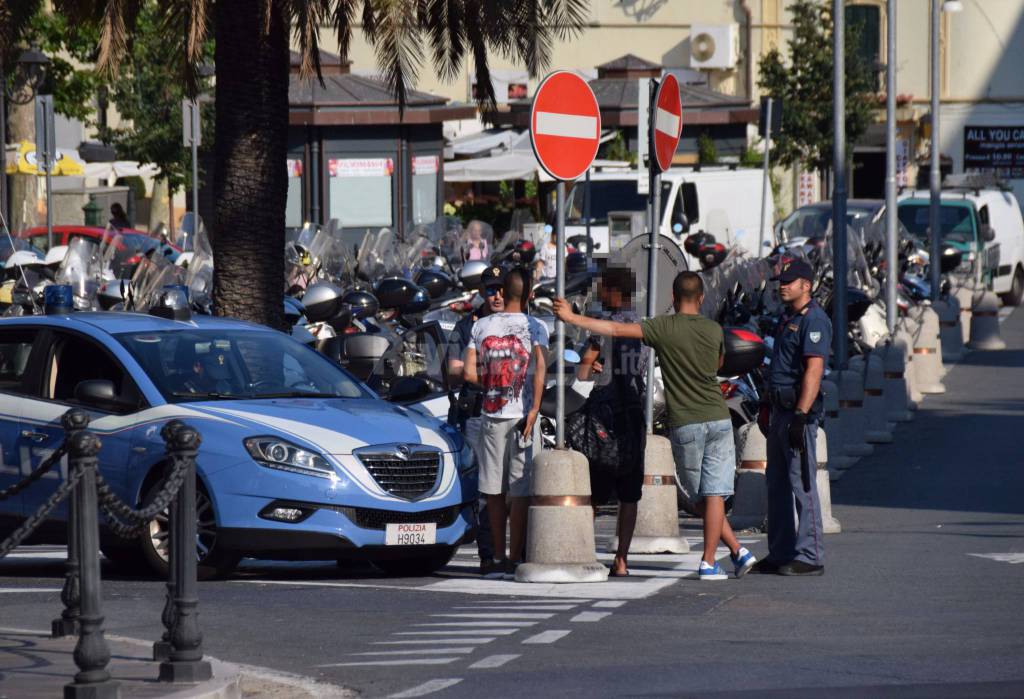 riviera24 - polizia sanremo piazza eroi magrebini