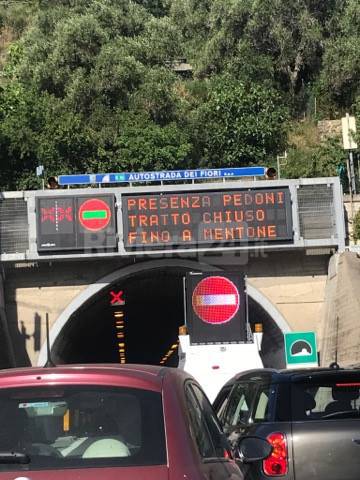 Ventimiglia, riaperta l’autostrada in direzione Francia dopo controlli polizia per avvistamento migranti