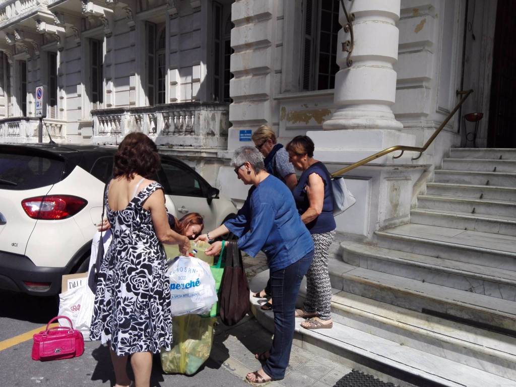 Blitz a Palazzo Bellevue contro la mancata raccolta dell’immondizia in città,”Apriamo le finestre e la vista è una discarica!”