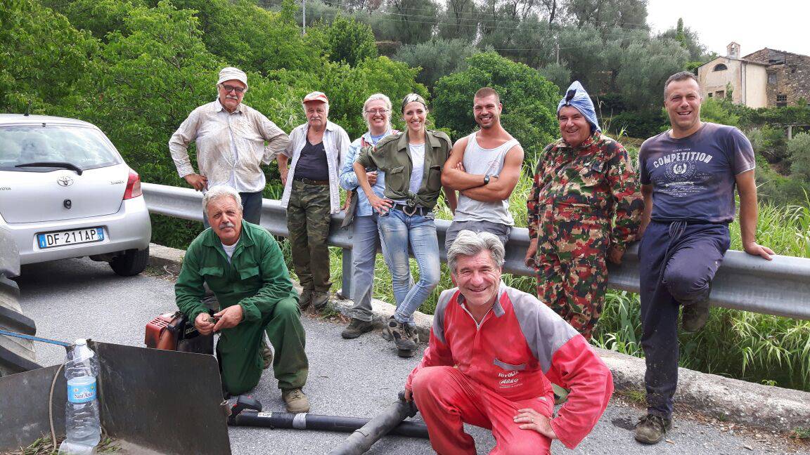 Volontari all’opera per ripulire la strada provinciale di Ranzo