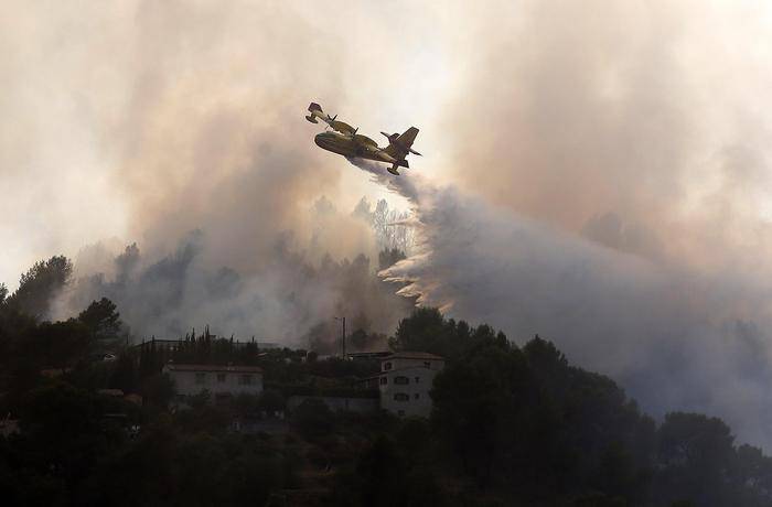 Costa Azzurra devastata dalle fiamme: 10mila persone evacuate nella notte, almeno 400 ettari divorati dal fuoco