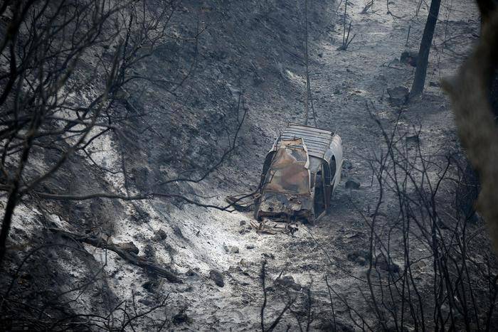 Costa Azzurra devastata dalle fiamme: 10mila persone evacuate nella notte, almeno 400 ettari divorati dal fuoco