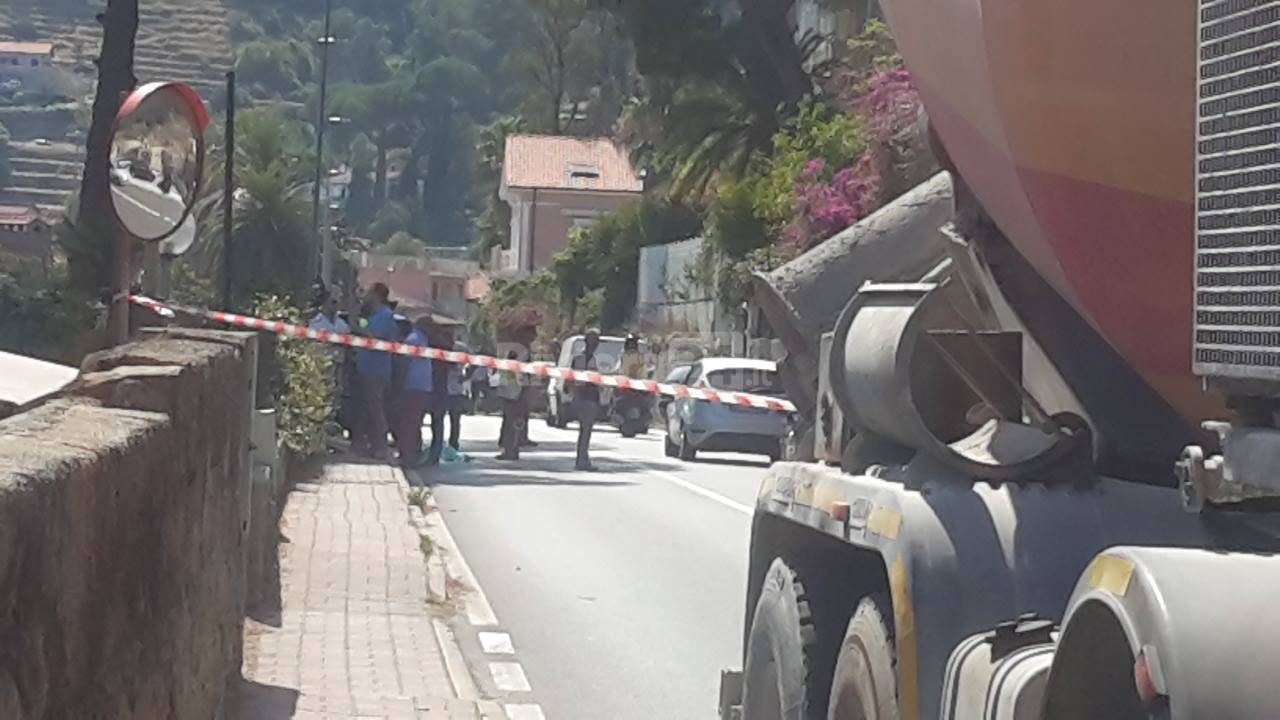 Ventimiglia, migrante muore travolto da autobetoniera: sarebbe un africano minorenne, testimoni parlano di suicidio