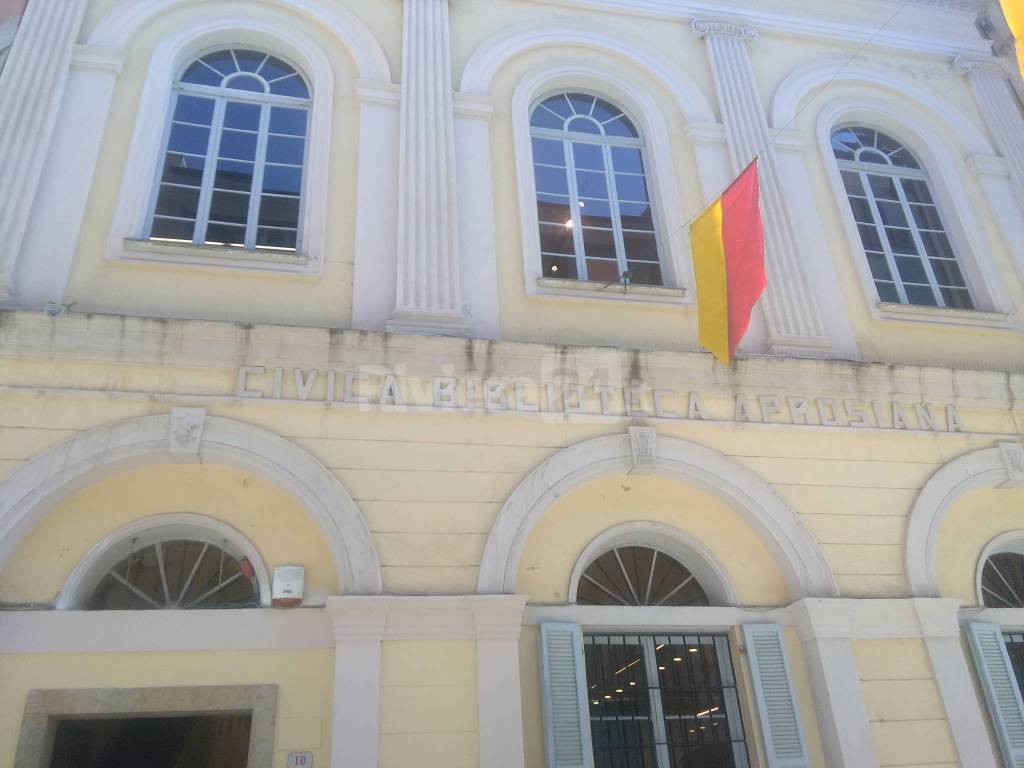 Taglio del nastro alla Biblioteca Aprosiana nel centro storico di Ventimiglia