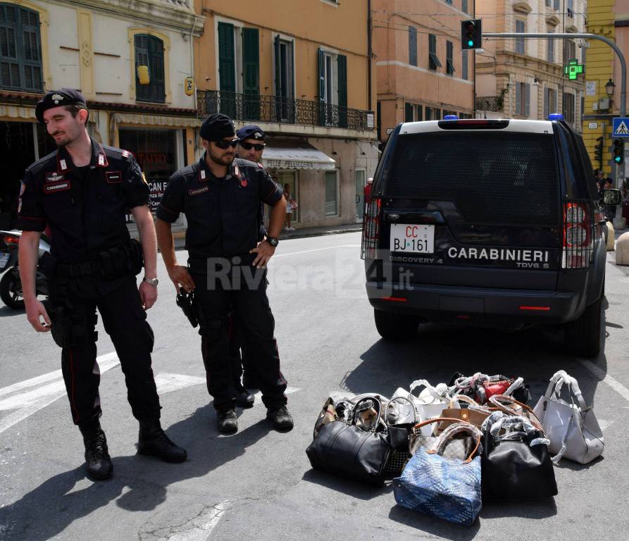 Sanremo, i carabinieri sequestrano una ventina di false griffes: erano tutte borse di marca taroccate