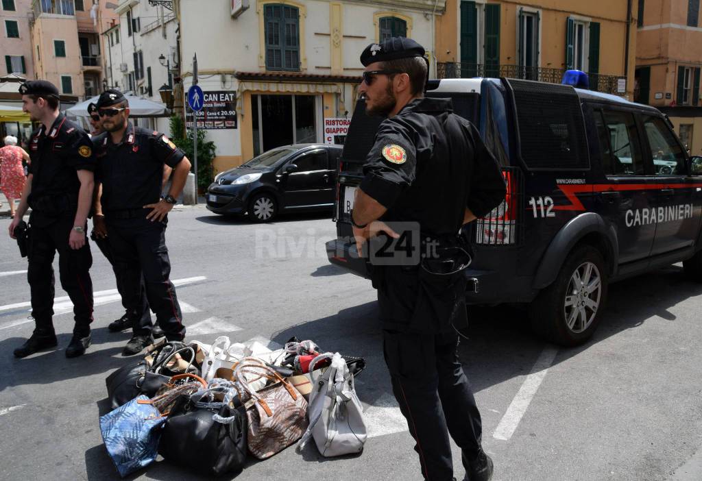 Sanremo, i carabinieri sequestrano una ventina di false griffes: erano tutte borse di marca taroccate