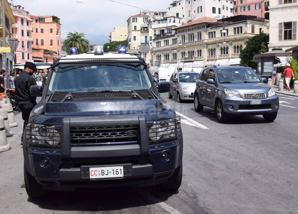 Sanremo, i carabinieri sequestrano una ventina di false griffes: erano tutte borse di marca taroccate