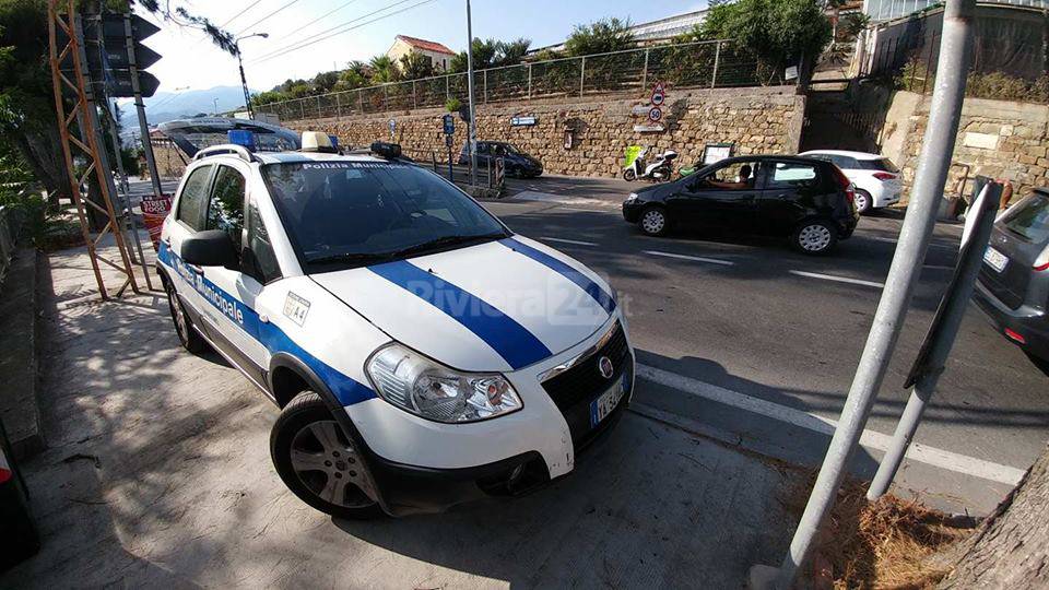 Sanremo, auto sorpassa e travolge scooter: 18enne ferita, il due ruote distrutto