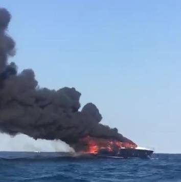 rivierra24 - incendio yacht saint tropez