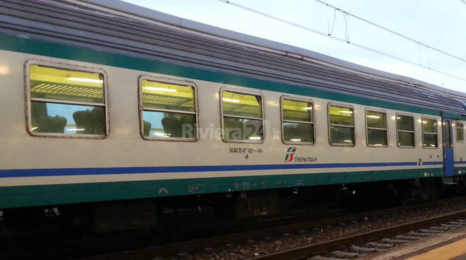 Ambulanti senza biglietto e il treno è costretto a fermarsi in stazione