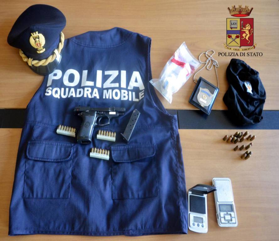 Imperia, aveva in casa droghe e una pistola rubata, incensurato arrestato dalla polizia